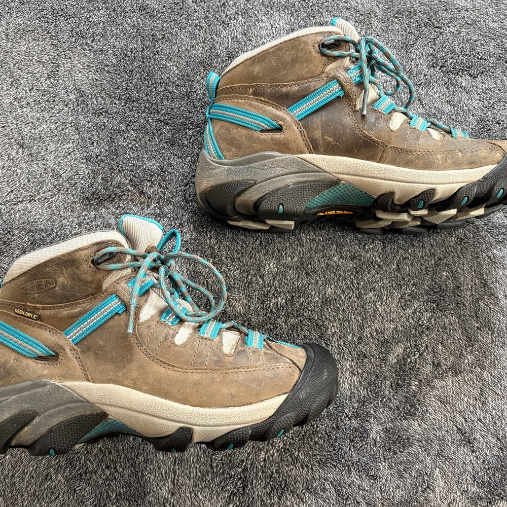 Size 8 women’s KEEN Targhee II hiking boots